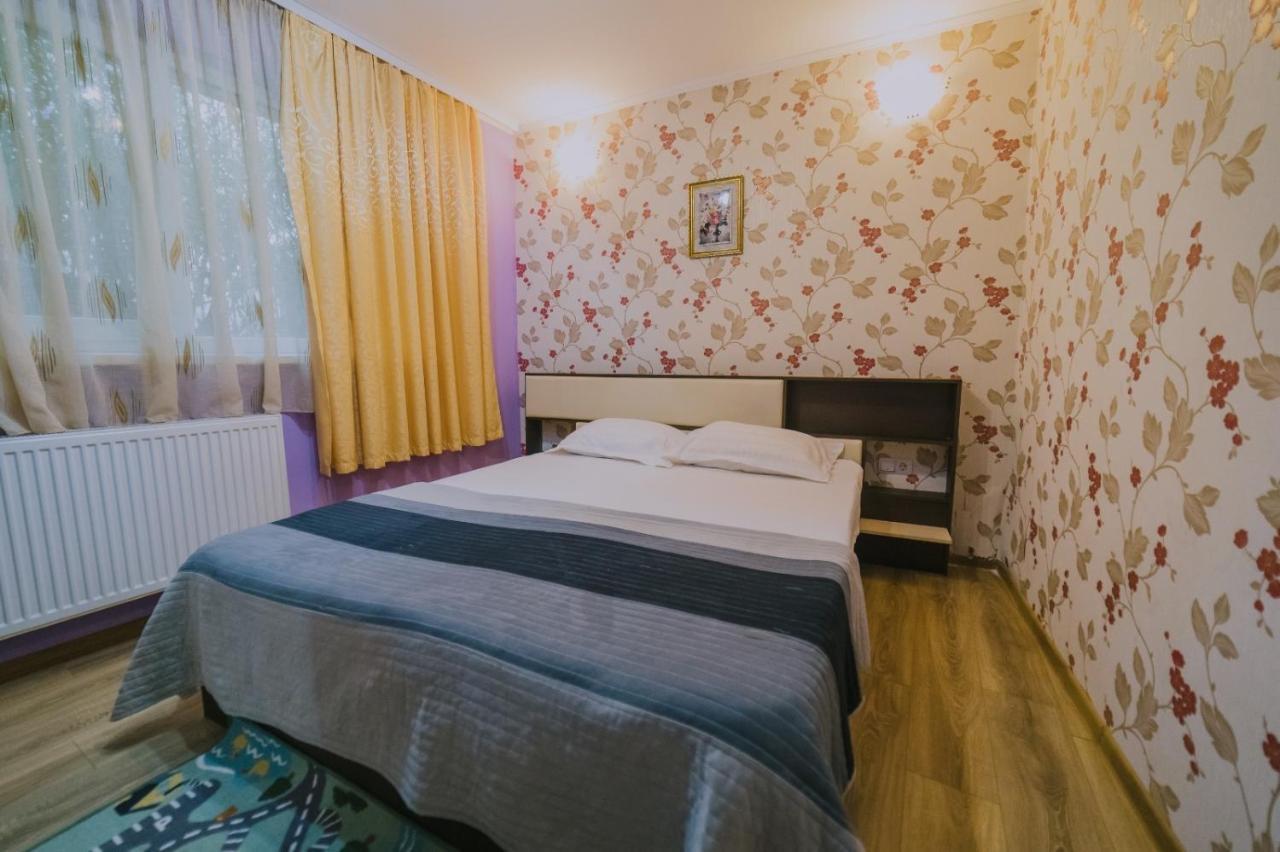 Hostel Denisa Buzău Exteriör bild