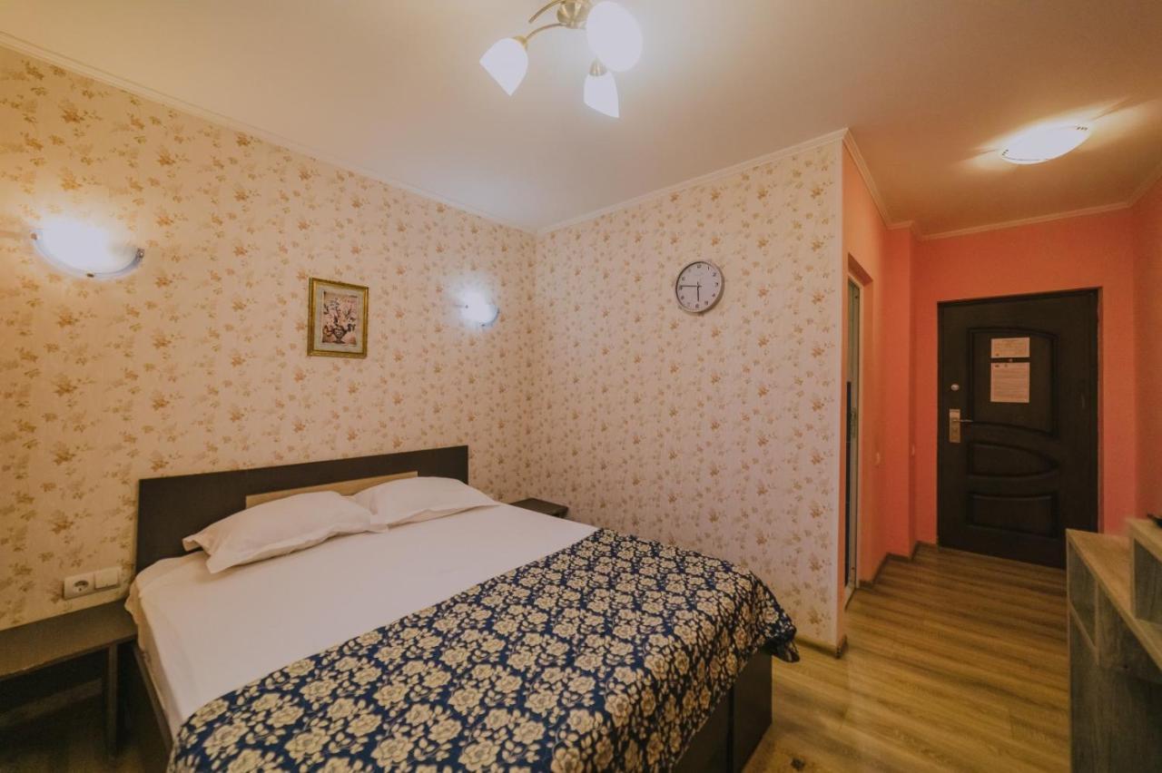 Hostel Denisa Buzău Exteriör bild