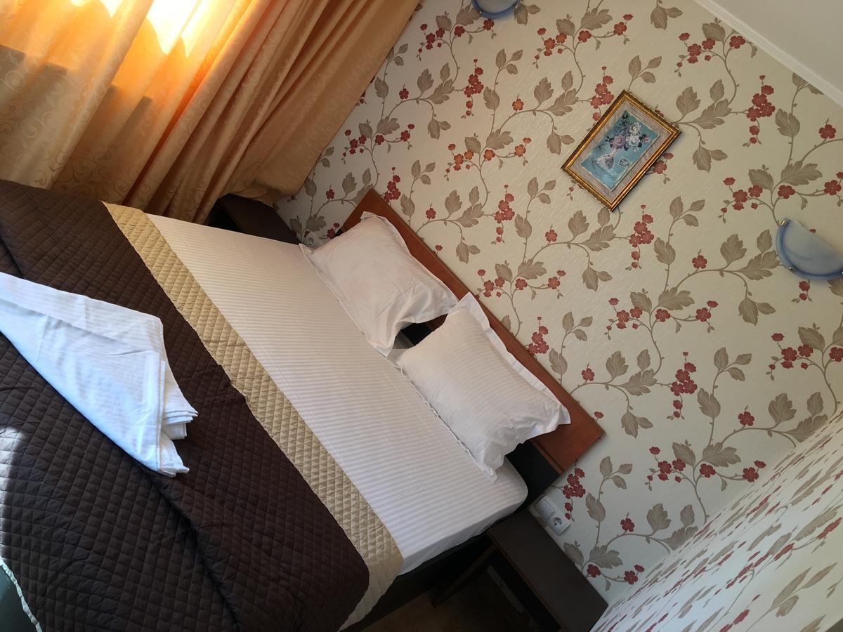 Hostel Denisa Buzău Exteriör bild