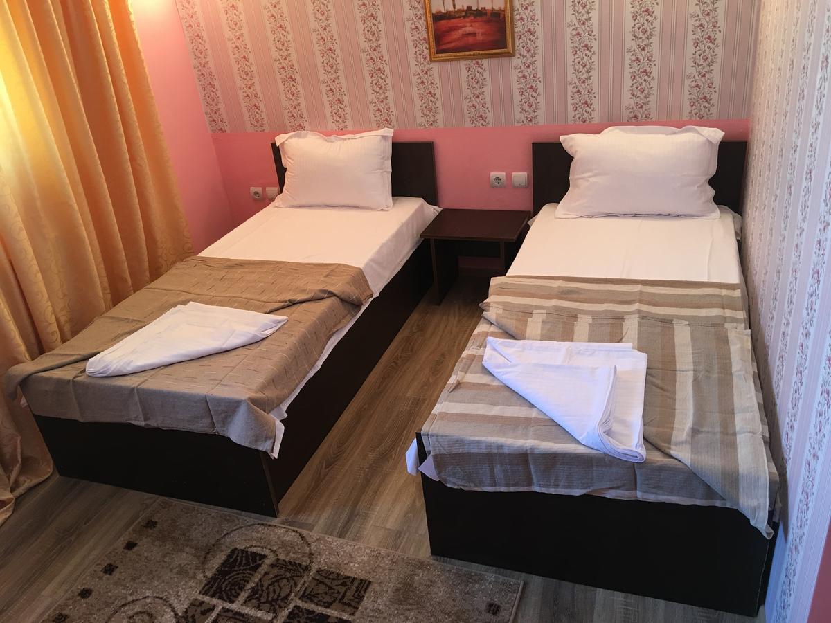 Hostel Denisa Buzău Exteriör bild