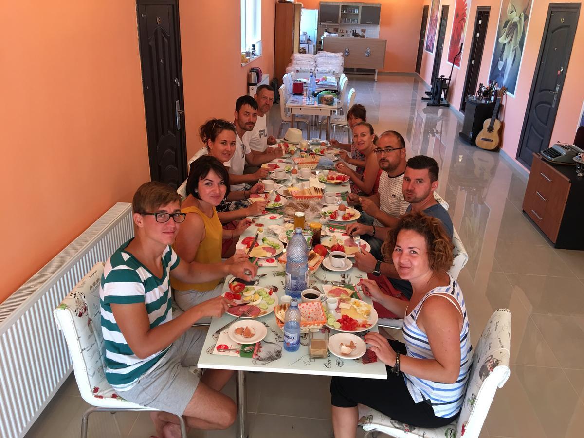 Hostel Denisa Buzău Exteriör bild